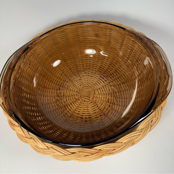 Pyrex Brown Glass Casserole Dish with Wicker Holder - Picture 5 of 9